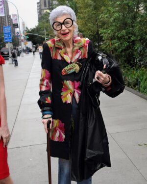 Iris Apfel Instagram - 🎶 New York, New York… it’s a helluva town 🎶
🚕🌇🍎🗽
#NationalNewYorkDay #NewYorkDay