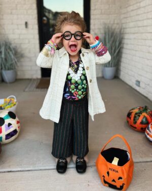 Iris Apfel Instagram - 🎃🎃 the Halloween festivities continue! 🎃🎃
I love seeing your costumes!!
#Halloween #IrisApfel #IrisYourCloset #HalloweenCostume