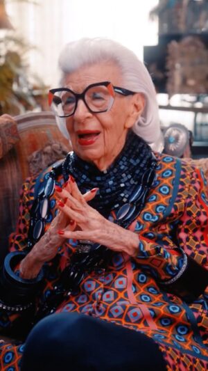 Iris Apfel Instagram - Be a sponge 🧽 #WisdomWednesday