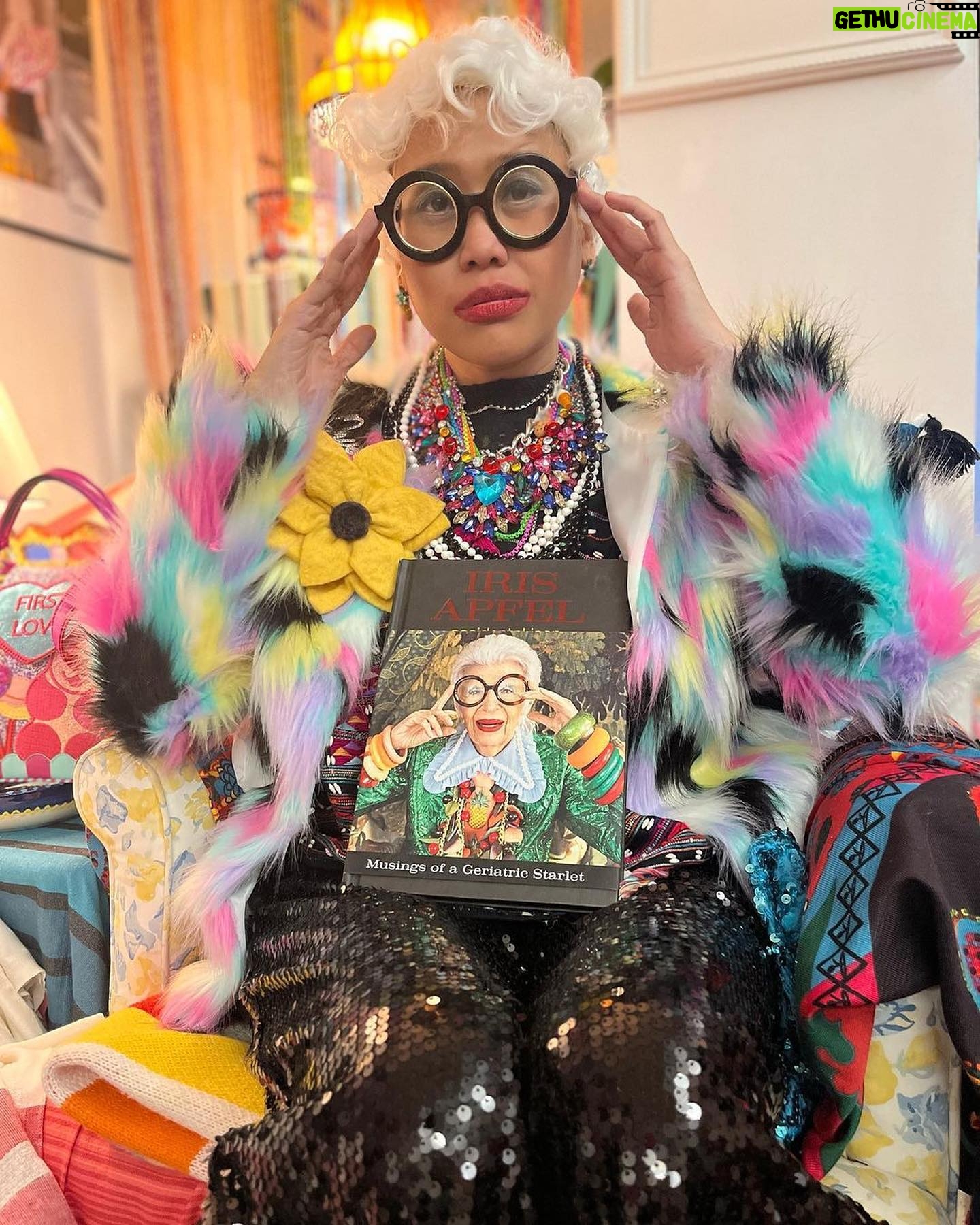 Iris Apfel - 86.6K Likes - šš the Halloween festivities continue! šš
I love seeing your costumes!!
#Halloween #IrisApfel #IrisYourCloset #HalloweenCostume