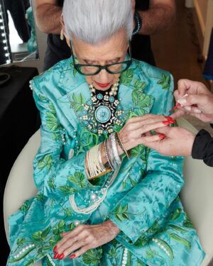 Iris Apfel Instagram - I see your four-leaf clover and raise you a seven-pea pod! 🍀 Happy St. Patrick's Day!