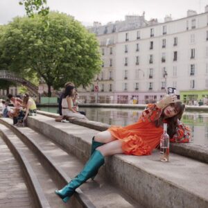 Iris Apfel Instagram - Oui oui, Emily! 🥐🇫🇷🥖
I spy my #IrisApfelxHM collection on @lilyjcollins in @emilyinparis 🤩
@netflix #emilyinparis @hm