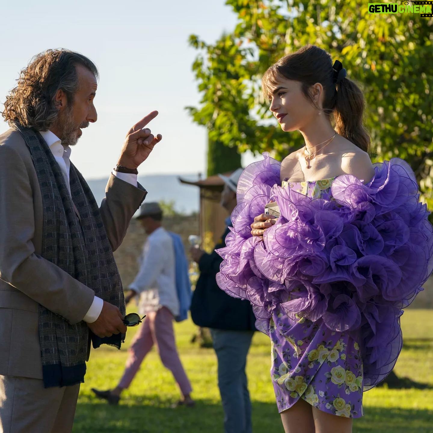 Iris Apfel - 101.4K Likes - Oui oui, Emily! š„š«š·š„
I spy my #IrisApfelxHM collection on @lilyjcollins in @emilyinparis š¤©
@netflix #emilyinparis @hm
