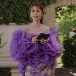 Iris Apfel Instagram - Oui oui, Emily! 🥐🇫🇷🥖
I spy my #IrisApfelxHM collection on @lilyjcollins in @emilyinparis 🤩
@netflix #emilyinparis @hm