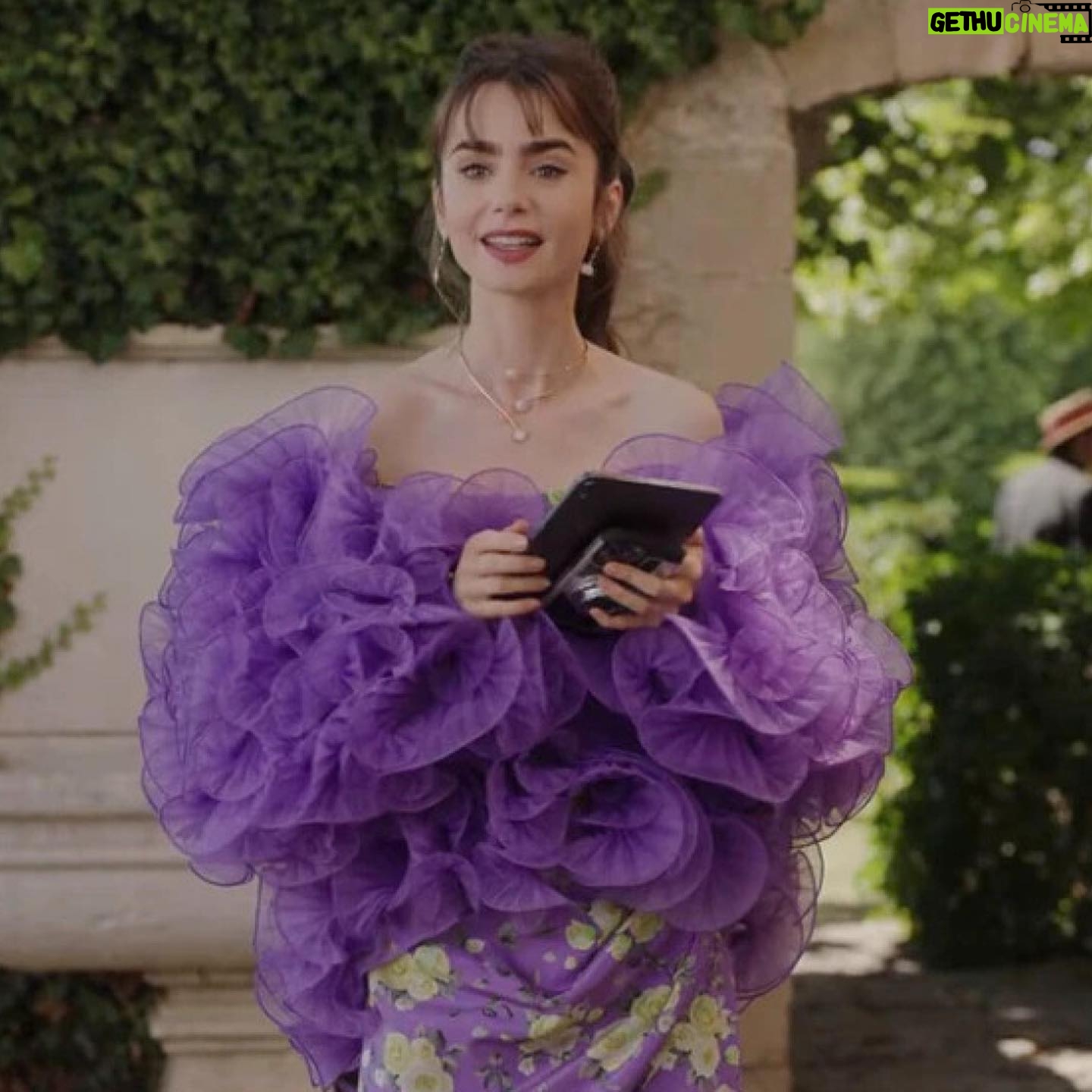 Iris Apfel - 101.4K Likes - Oui oui, Emily! š„š«š·š„
I spy my #IrisApfelxHM collection on @lilyjcollins in @emilyinparis š¤©
@netflix #emilyinparis @hm