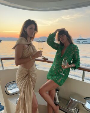 Iris Mittenaere Instagram - Sunset girls and summer skies.