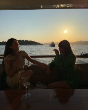 Iris Mittenaere Instagram - Sunset girls and summer skies.