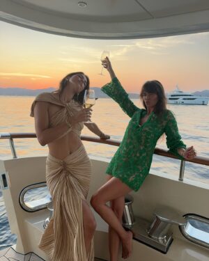 Iris Mittenaere Instagram - Sunset girls and summer skies.