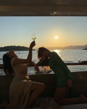 Iris Mittenaere Instagram - Sunset girls and summer skies.