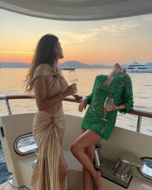 Iris Mittenaere Instagram - Sunset girls and summer skies.