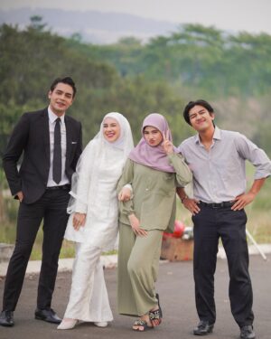 Irish Bella Instagram - Kalian tim apa? 
Nonton terus #Saleha tiap hari jam 18.20 ya! Di @sctv ♥️
