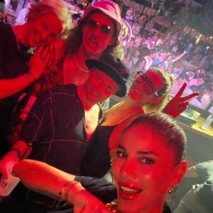 Irmak Ünal Instagram - Missing already 🤍✨☺️ #fam #gratefulformyfriends #blissed