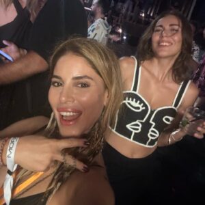 Irmak Ünal Instagram - Missing already 🤍✨☺️ #fam #gratefulformyfriends #blissed