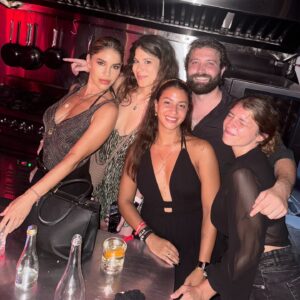 Irmak Ünal Instagram - Missing already 🤍✨☺️ #fam #gratefulformyfriends #blissed
