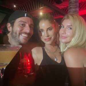 Irmak Ünal Instagram - Missing already 🤍✨☺️ #fam #gratefulformyfriends #blissed