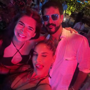 Irmak Ünal Instagram - Missing already 🤍✨☺️ #fam #gratefulformyfriends #blissed