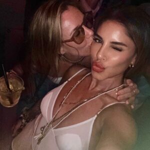 Irmak Ünal Instagram - Missing already 🤍✨☺️ #fam #gratefulformyfriends #blissed