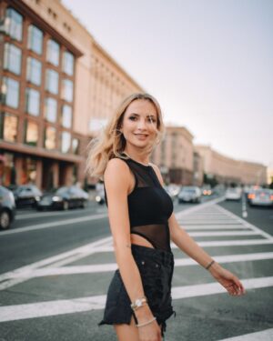 Iryna Soponaru Instagram - Коли зустрілись Ірина Сопонару та @ph.violetta і пішли на побачення з містом🌆 
Make by @aleksandrinovaya_makeup 
Top by @blazh.ua 
Photo by @ph.violetta 
#ногисопонару by @irinasoponaru