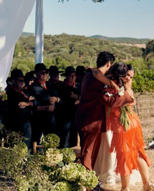 Isabela Valadeiro Instagram - Nunca sonhei com  casamento, sempre fui uma romântica mas nunca imaginei tal coisa… até ao dia.
Casar para mim tinha que ser casa, tinha que ter origens e significado. Tinha que ter verdade.
Descobri que o casamento por si, não é “só” o compromisso entre duas pessoas, mas a celebração da vida com todos os que se importam e nos importam. E assim foi, e assim é. 
O nosso casamento é feito de Alentejo, de contrastes, da alegria e da calma, do calor e do tempo ameno, dos campos louros e dos verdejantes.
Alentejo é saudade e nostalgia, honestidade e alegria. Eu sou parte disto. Não sou uma coisa só. Não somos uma coisa só. 
O nosso casamento foi, Alentejo - onde tudo cabe.
Obrigada família e amigos, o melhor da vida.
Obrigada à @clarinsportugal pela make up  resistente a rios de choro! ♥️

Fotos @__lucasfonseca
Make up and Hair @tomperdigao