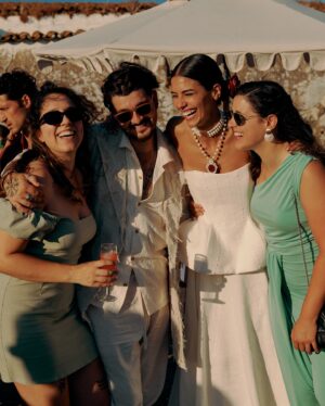 Isabela Valadeiro Instagram - Nunca sonhei com  casamento, sempre fui uma romântica mas nunca imaginei tal coisa… até ao dia.
Casar para mim tinha que ser casa, tinha que ter origens e significado. Tinha que ter verdade.
Descobri que o casamento por si, não é “só” o compromisso entre duas pessoas, mas a celebração da vida com todos os que se importam e nos importam. E assim foi, e assim é. 
O nosso casamento é feito de Alentejo, de contrastes, da alegria e da calma, do calor e do tempo ameno, dos campos louros e dos verdejantes.
Alentejo é saudade e nostalgia, honestidade e alegria. Eu sou parte disto. Não sou uma coisa só. Não somos uma coisa só. 
O nosso casamento foi, Alentejo - onde tudo cabe.
Obrigada família e amigos, o melhor da vida.
Obrigada à @clarinsportugal pela make up  resistente a rios de choro! ♥️

Fotos @__lucasfonseca
Make up and Hair @tomperdigao