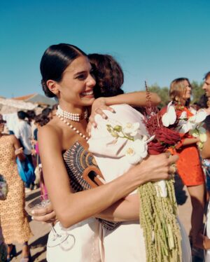 Isabela Valadeiro Instagram - Nunca sonhei com  casamento, sempre fui uma romântica mas nunca imaginei tal coisa… até ao dia.
Casar para mim tinha que ser casa, tinha que ter origens e significado. Tinha que ter verdade.
Descobri que o casamento por si, não é “só” o compromisso entre duas pessoas, mas a celebração da vida com todos os que se importam e nos importam. E assim foi, e assim é. 
O nosso casamento é feito de Alentejo, de contrastes, da alegria e da calma, do calor e do tempo ameno, dos campos louros e dos verdejantes.
Alentejo é saudade e nostalgia, honestidade e alegria. Eu sou parte disto. Não sou uma coisa só. Não somos uma coisa só. 
O nosso casamento foi, Alentejo - onde tudo cabe.
Obrigada família e amigos, o melhor da vida.
Obrigada à @clarinsportugal pela make up  resistente a rios de choro! ♥️

Fotos @__lucasfonseca
Make up and Hair @tomperdigao