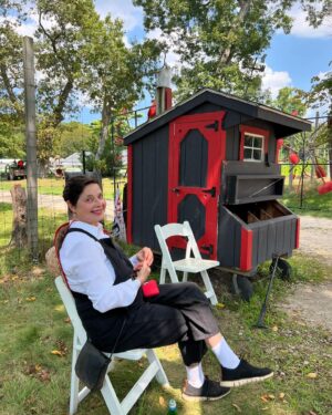 Isabella Rossellini Instagram - We sell our @mamafarm eggs to our CSA members but cartons of eggs went missing picked up by people who were not members. I spent the morning at Mama Farm gate “ policing” eggs !@earlygirlfarm