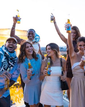 Isabella Santoni Instagram - Vivendo muitooo 🍻 Dias incríveis por aqui! 💛

#goldenmoments #coronanasolimpíadas #publi