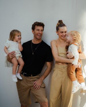 Isabella Scherer Instagram - Mais um ano ao lado da @lojasrenner no dia dos pais ❤ O presente perfeito pra todos os papais!
#DiaDosPaisRenner
#PresentesQueDizemTudo