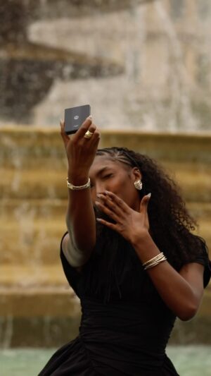 Isan Elba Instagram - Flipping the script by making “fashionably late” a statement w/ my @motorolaus razr  🖤🕜#razr #FlipTheScript