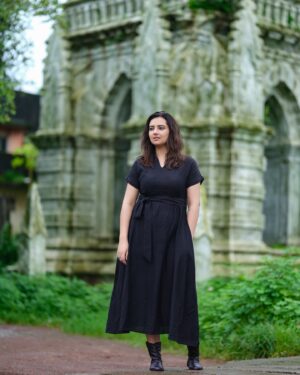 Isha Chawla Instagram - Like a song of love 🖤

📸 @karteeksivagouni 
.
.
.
#eshachawla #love #black #goa #monsoon #happiness #travel #photography