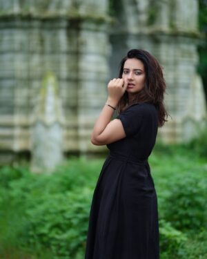 Isha Chawla Instagram - Like a song of love 🖤

📸 @karteeksivagouni 
.
.
.
#eshachawla #love #black #goa #monsoon #happiness #travel #photography