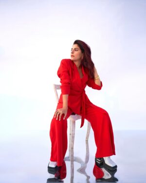 Isha Talwar Instagram - Feeling light and easy ‘:) 

📸 @tejasnerurkarr 🥼 @tryagaintoobad 💋@riyasheth.makeuphair 💇‍♀️ @bhargavipuri ✡️

#mood :)