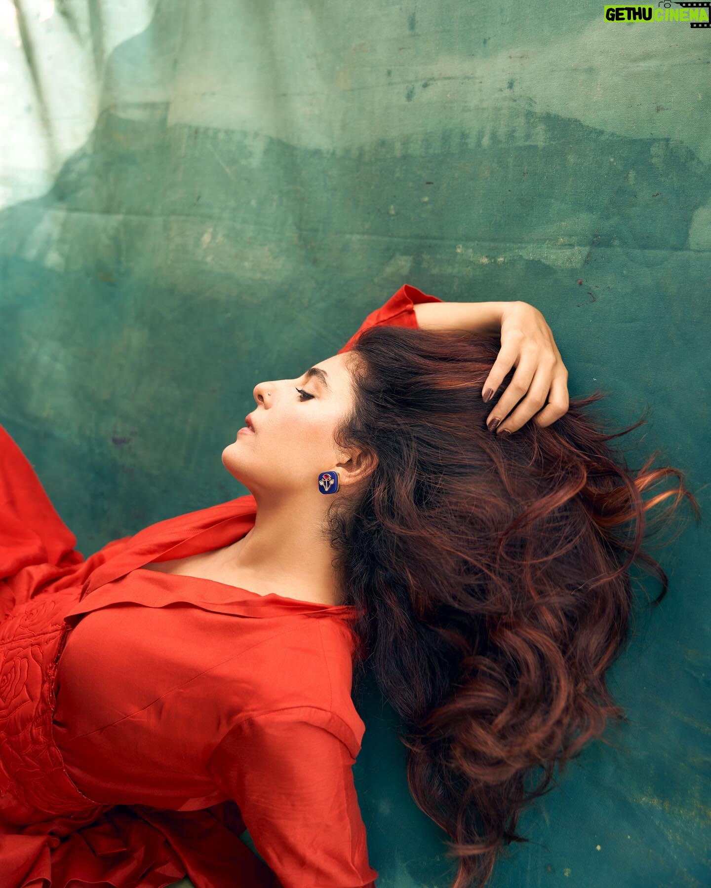 Isha Talwar - 172.4K Likes - Feeling light and easy ‘:)
📸 @tejasnerurkarr 🥼 @tryagaintoobad 💋@riyasheth.makeuphair 💇♀️ @bhargavipuri ✡️
#mood :)