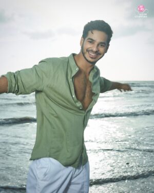 Ishaan Khattar Instagram - In an exclusive shoot with HT City Showstoppers, Ishaan Khatter (@ishaankhatter) engages in the creative process while choosing outfits. “No matter what kind of shoot it is, as long as we’re here to create something, I’ll give you my creative inputs,” he shares.
Ishaan Khattar effortlessly showcases his style in a pastel green linen-cotton shirt from Fabindia (@fabindiaofficial), featuring subtle block print details. The actor pairs it with white pants and stylish Kolhapuri sandals from the same brand, embodying laid-back elegance by the shore.

Creative Director: Ishaan Khatter (@ishaankhatter)
Producer: Shara Ashraf Prayag (@sharaashraf)
Story and Talent Coordination: Monika Rawal (@monikarawal99)
Ishaan’s Manager: Aishwarya Narayanmoorthy (@aishwaryan93)
Styling: Aastha Sharma (@aasthasharma)
Photos: Vidhi Godha (@vidhigodha)
Production Assistance: Akash Bhatnagar (@akashbhatnagar7) and Zahera Kayanat (@kayanaaaaat)
Makeup: Nalini D’costa (@nalini_ferns)
Location: JW Marriott Mumbai Juhu (@jwmarriottjuhu)

#ishaan #ishaankhattar #ishaankhatter #beach #beachlook #beachlove #fabindia #green #pastelgreen #beachvibes #fashion #style #fashionstyle #fashionnova #fashioninspiration