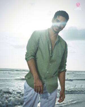 Ishaan Khattar Instagram - In an exclusive shoot with HT City Showstoppers, Ishaan Khatter (@ishaankhatter) engages in the creative process while choosing outfits. “No matter what kind of shoot it is, as long as we’re here to create something, I’ll give you my creative inputs,” he shares.
Ishaan Khattar effortlessly showcases his style in a pastel green linen-cotton shirt from Fabindia (@fabindiaofficial), featuring subtle block print details. The actor pairs it with white pants and stylish Kolhapuri sandals from the same brand, embodying laid-back elegance by the shore.

Creative Director: Ishaan Khatter (@ishaankhatter)
Producer: Shara Ashraf Prayag (@sharaashraf)
Story and Talent Coordination: Monika Rawal (@monikarawal99)
Ishaan’s Manager: Aishwarya Narayanmoorthy (@aishwaryan93)
Styling: Aastha Sharma (@aasthasharma)
Photos: Vidhi Godha (@vidhigodha)
Production Assistance: Akash Bhatnagar (@akashbhatnagar7) and Zahera Kayanat (@kayanaaaaat)
Makeup: Nalini D’costa (@nalini_ferns)
Location: JW Marriott Mumbai Juhu (@jwmarriottjuhu)

#ishaan #ishaankhattar #ishaankhatter #beach #beachlook #beachlove #fabindia #green #pastelgreen #beachvibes #fashion #style #fashionstyle #fashionnova #fashioninspiration