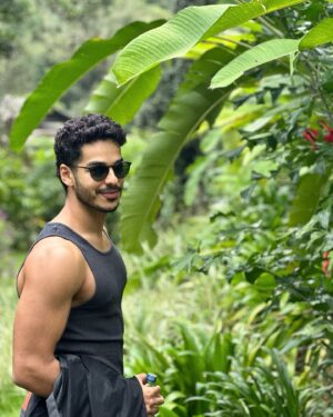 Ishaan Khattar Instagram - हस्ते हस्ते कट गये रस्ते ft. my homeboys 

@ayatana.resorts
