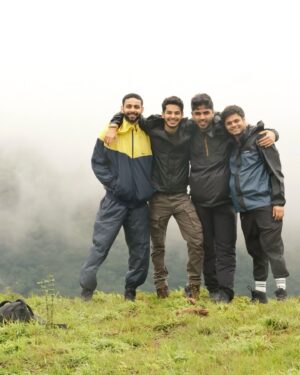 Ishaan Khattar Instagram - हस्ते हस्ते कट गये रस्ते ft. my homeboys 

@ayatana.resorts