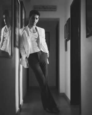 Ishaan Khattar Instagram - A lovely day to take home best actor (critics) for Pippa. Guru Purnima! Remembering and dedicating this to all my gurus today who have taught me all I know. 

Also a quadruple win for Pippa 🙏🏼 wearing my 45 cavalry pin in honour of the regiment. वीर भोग्य वसुंधरा।