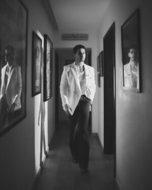 Ishaan Khattar Instagram - A lovely day to take home best actor (critics) for Pippa. Guru Purnima! Remembering and dedicating this to all my gurus today who have taught me all I know. 

Also a quadruple win for Pippa 🙏🏼 wearing my 45 cavalry pin in honour of the regiment. वीर भोग्य वसुंधरा।