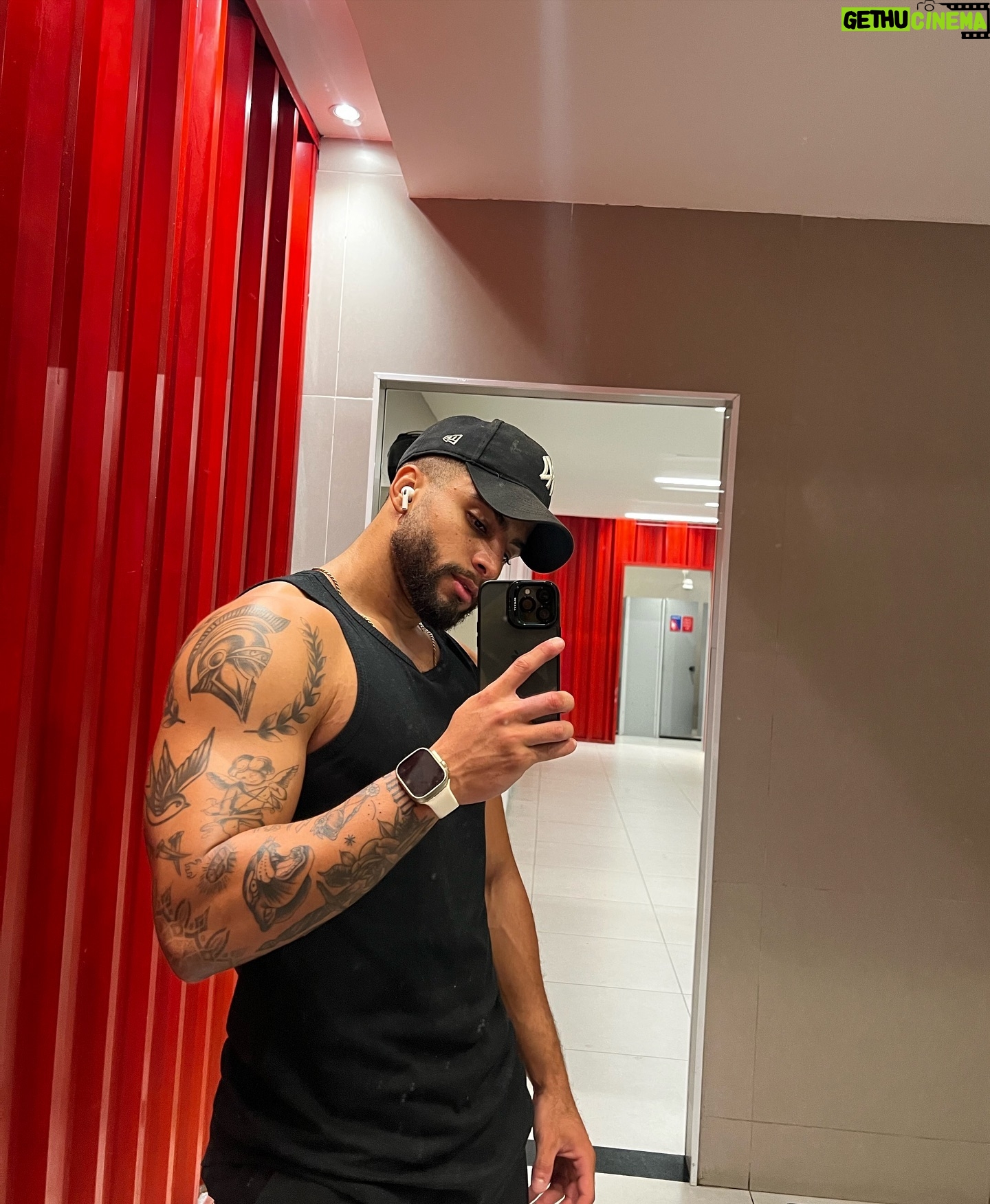 Italo Lopes - 2.2K Likes - Postando algumas das minhas skins de atleta! 🏃🏾⚽️🏋🏾
.
.
.
#lifestyle #explorar #man #treino #vidasaudavel #gym #futvolei #corrida