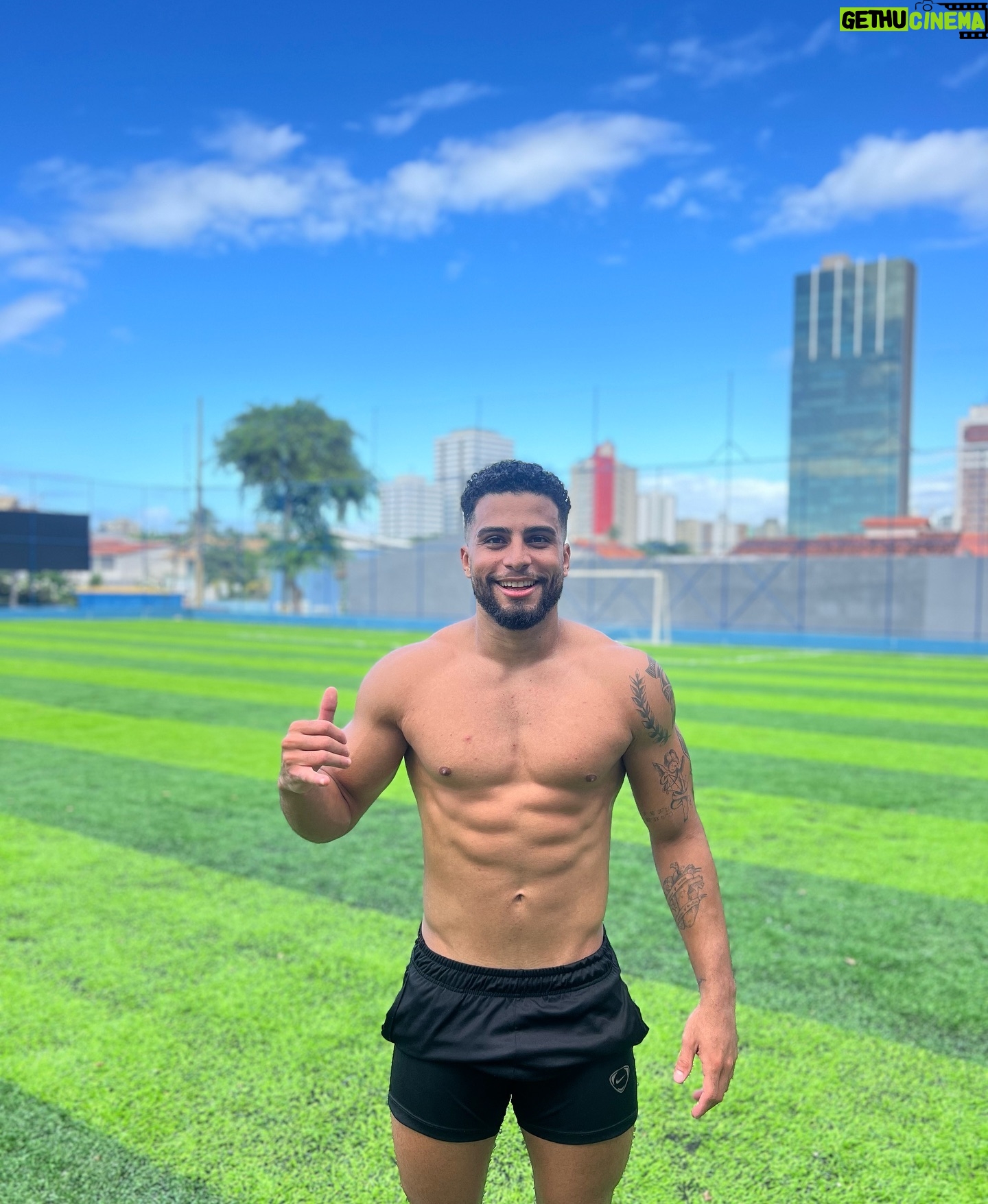 Italo Lopes - 2.2K Likes - Postando algumas das minhas skins de atleta! 🏃🏾⚽️🏋🏾
.
.
.
#lifestyle #explorar #man #treino #vidasaudavel #gym #futvolei #corrida