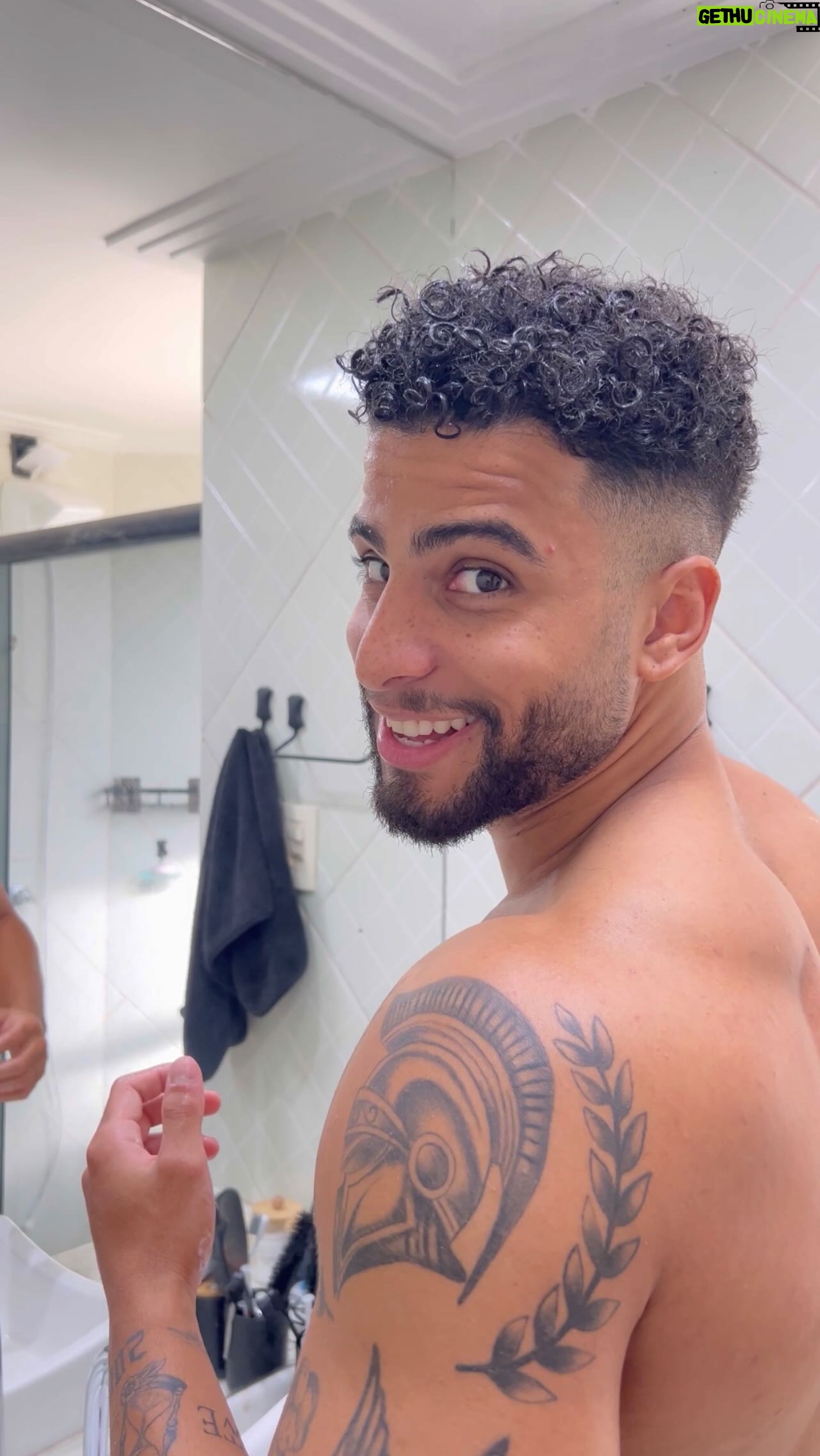 Italo Lopes - 2K Likes - Vocês me pediram muito para mostrar como cuido do meu hair e tá aí ! 🫶🏾💆🏾♂️
.
.
.
#cabelo #explorar #cacheados #man #cabeloscacheados #cabelomasculino #cabelomasculinocachos #lifestyle