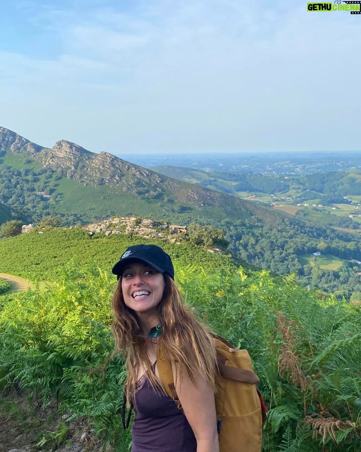 Itziar Ituño - 80.1K Likes - "O céu sempre esta aqui, viu?
nesta canção
na aldeia e na cidade
na selva e no sertão
Ponta da Baleia
diz
canta nova amiga
con estrelas e raiz.
Todos somos filhos, viu?
todo e circular
chuva, vida e morte
o tempo e o ar
o planeta inteiro
diz
canta nova amiga
con estrelas e raiz."
Sara-ko borda batean...
Maite maite zaituztet!
Esker mila, Jamixel, hau oparia 🌟
#irati #iratifilm
@iratifilm
@elenauriz
@esagardoy
@kepaer
@nerth
@paulurkijoalijo
@iaranbarri
@jamixel.bereau