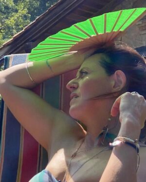 Itziar Ituño Instagram - "O céu sempre esta aqui, viu?
nesta canção
na aldeia e na cidade
na selva e no sertão
Ponta da Baleia
diz
canta nova amiga
con estrelas e raiz.

Todos somos filhos, viu?
todo e circular
chuva, vida e morte
o tempo e o ar
o planeta inteiro
diz
canta nova amiga
con estrelas e raiz."

Sara-ko borda batean...
Maite maite zaituztet!
Esker mila, Jamixel, hau oparia 🌟

#irati #iratifilm 
@iratifilm 

@elenauriz 
@esagardoy 
@kepaer 
@nerth 
@paulurkijoalijo 
@iaranbarri 
@jamixel.bereau