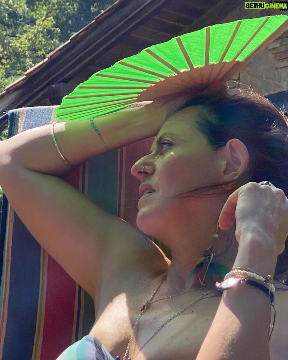 Itziar Ituño - 80.1K Likes - "O céu sempre esta aqui, viu?
nesta canção
na aldeia e na cidade
na selva e no sertão
Ponta da Baleia
diz
canta nova amiga
con estrelas e raiz.
Todos somos filhos, viu?
todo e circular
chuva, vida e morte
o tempo e o ar
o planeta inteiro
diz
canta nova amiga
con estrelas e raiz."
Sara-ko borda batean...
Maite maite zaituztet!
Esker mila, Jamixel, hau oparia 🌟
#irati #iratifilm
@iratifilm
@elenauriz
@esagardoy
@kepaer
@nerth
@paulurkijoalijo
@iaranbarri
@jamixel.bereau