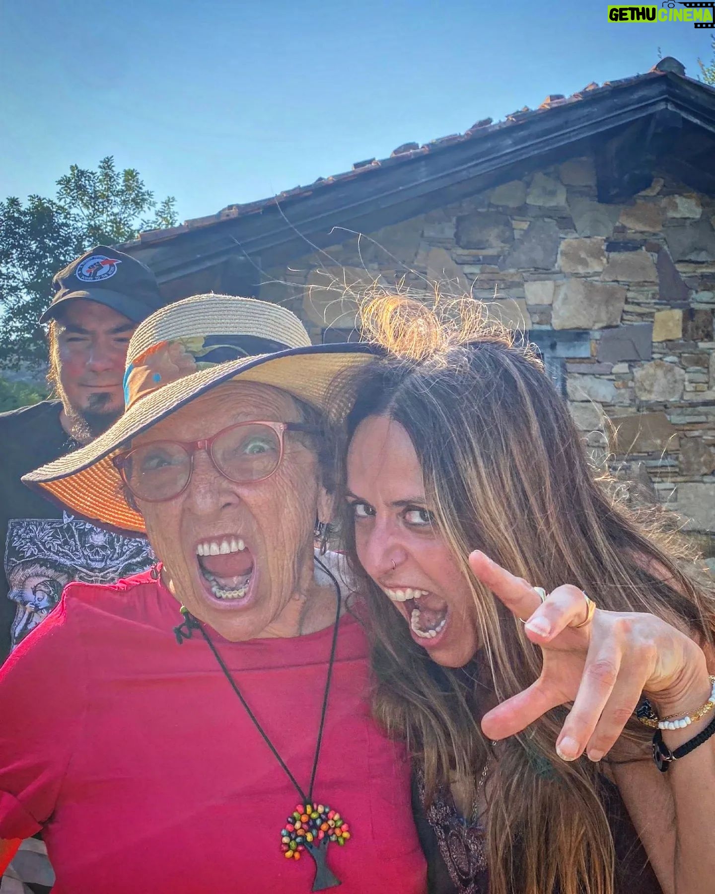 Itziar Ituño - 80.1K Likes - "O céu sempre esta aqui, viu?
nesta canção
na aldeia e na cidade
na selva e no sertão
Ponta da Baleia
diz
canta nova amiga
con estrelas e raiz.
Todos somos filhos, viu?
todo e circular
chuva, vida e morte
o tempo e o ar
o planeta inteiro
diz
canta nova amiga
con estrelas e raiz."
Sara-ko borda batean...
Maite maite zaituztet!
Esker mila, Jamixel, hau oparia 🌟
#irati #iratifilm
@iratifilm
@elenauriz
@esagardoy
@kepaer
@nerth
@paulurkijoalijo
@iaranbarri
@jamixel.bereau