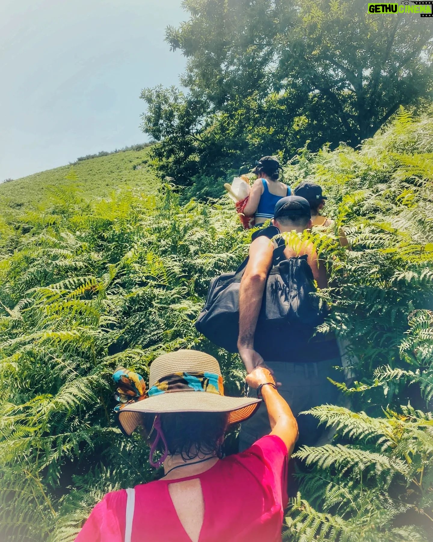 Itziar Ituño - 80.1K Likes - "O céu sempre esta aqui, viu?
nesta canção
na aldeia e na cidade
na selva e no sertão
Ponta da Baleia
diz
canta nova amiga
con estrelas e raiz.
Todos somos filhos, viu?
todo e circular
chuva, vida e morte
o tempo e o ar
o planeta inteiro
diz
canta nova amiga
con estrelas e raiz."
Sara-ko borda batean...
Maite maite zaituztet!
Esker mila, Jamixel, hau oparia 🌟
#irati #iratifilm
@iratifilm
@elenauriz
@esagardoy
@kepaer
@nerth
@paulurkijoalijo
@iaranbarri
@jamixel.bereau