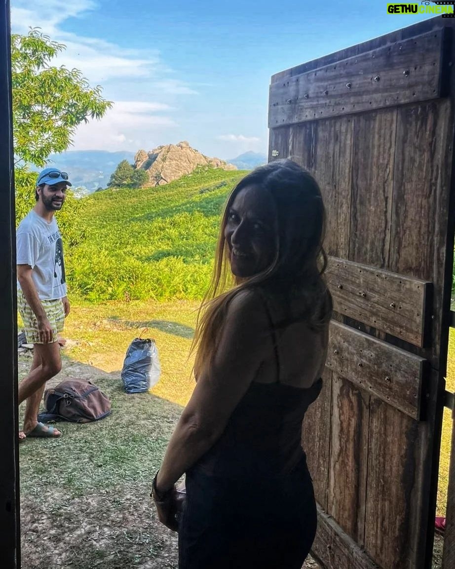 Itziar Ituño - 80.1K Likes - "O céu sempre esta aqui, viu?
nesta canção
na aldeia e na cidade
na selva e no sertão
Ponta da Baleia
diz
canta nova amiga
con estrelas e raiz.
Todos somos filhos, viu?
todo e circular
chuva, vida e morte
o tempo e o ar
o planeta inteiro
diz
canta nova amiga
con estrelas e raiz."
Sara-ko borda batean...
Maite maite zaituztet!
Esker mila, Jamixel, hau oparia 🌟
#irati #iratifilm
@iratifilm
@elenauriz
@esagardoy
@kepaer
@nerth
@paulurkijoalijo
@iaranbarri
@jamixel.bereau