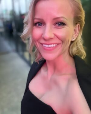 Iveta Fabešová Instagram - Tak naposledy:) Tři roky jsem nepřekročila břeh řeky a jediné místo, kde působím je Werichova vila.
Situaci se změní v září, kdy otevřeme pobočku na Masaryčce. Nemám cukrárnu v Pelhřimově, nebo jinde v Praze. To že nějaký provoz má stejné jméno, případně si ponechal mé produkty, neznamená, že s tím mám něco společného😂😂 #neverendingstory