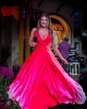 Ivette Vergara Instagram - 🌟#fbf ¡Es viernes, lo logramos! Vamos a dejar atrás las preocupaciones y recibir el fin de semana con los brazos abiertos….Que este sea un tiempo para recargar energías, disfrutar de la compañía de nuestras familias,,,,hacer las cosas que nos gustan y, por supuesto, ¡reírnos mucho! Recuerda, la alegría es contagiosa, así que no dudes en compartirla. ¡Feliz fin de semana a todos! 🎉💕

#felizfinde #abrazo #disfruta #rie #viernes #fbf #mexico #latinosusa #latinoscanada #latinosmiami #peru #colombia #latinosindia #chile #santiago #concepcion #laserena #valparaiso #energia #metas #sueños